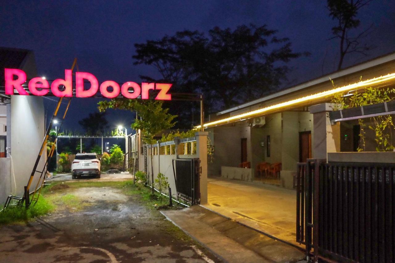 Отель Reddoorz Syariah Near Exit Tol Pemalang Comal 2 Экстерьер фото