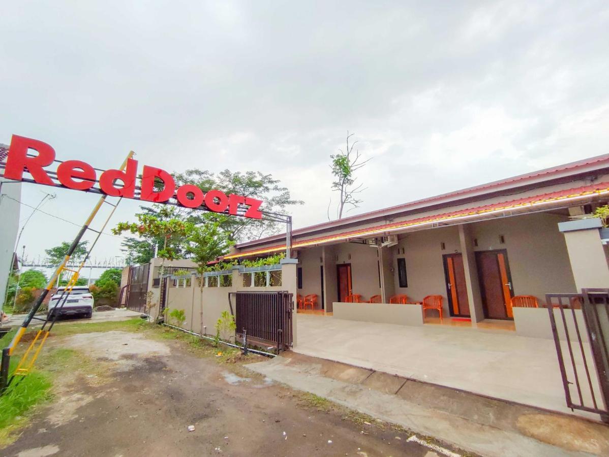 Отель Reddoorz Syariah Near Exit Tol Pemalang Comal 2 Экстерьер фото